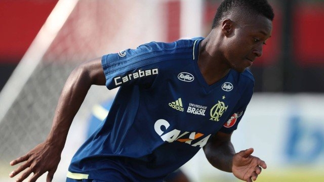 Carpegiani 'encorpa' Fla para clássico contra o Vasco e lança Marlos Moreno