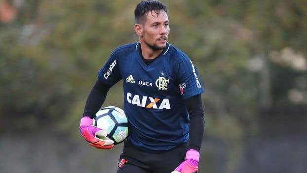 Diego Alves é relacionado e fará estreia na temporada; Jonas substituirá Cuéllar