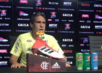 Carpegiani prevê decisão difícil e defende Vinícius Jr: "Foi para nossa torcida"