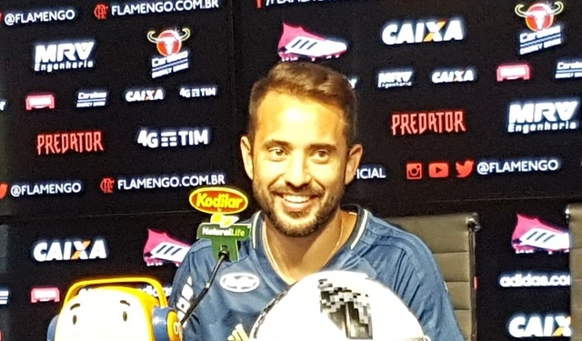 Everton Ribeiro minimiza favoritismo e aponta evolução física: “Estou mais solto”