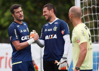 Júlio César treina pela primeira vez com todo grupo do Fla