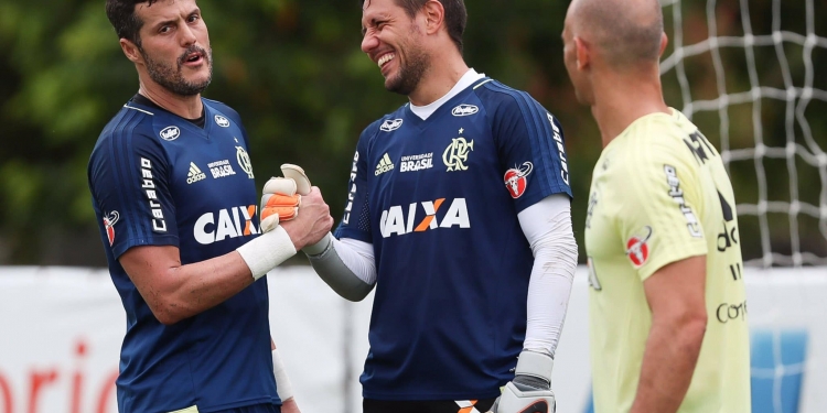 Júlio César treina pela primeira vez com todo grupo do Fla