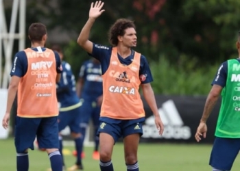 Arão e Trauco participam de coletivo. Volante, porém, sente incômodo