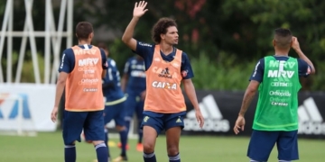 Arão e Trauco participam de coletivo. Volante, porém, sente incômodo