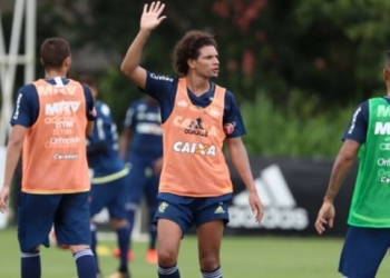 Com dores na panturrilha, Arão deve desfalcar Flamengo contra o Bota