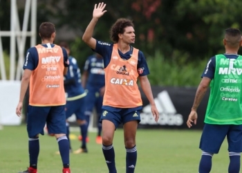 Arão treina com bola e pode ser novidade no clássico contra o Flu