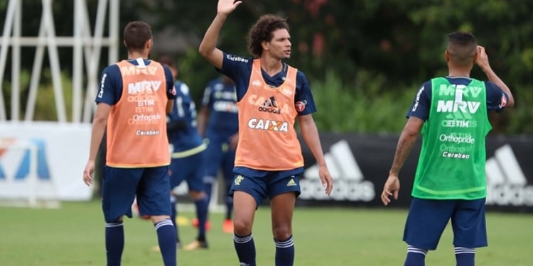 Arão treina com bola e pode ser novidade no clássico contra o Flu