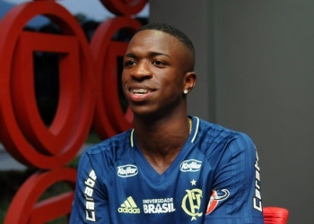 Vinicius sonha com Copa do Mundo e avisa: ''Levar porrada faz parte''