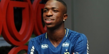 Vinicius sonha com Copa do Mundo e avisa: ''Levar porrada faz parte''