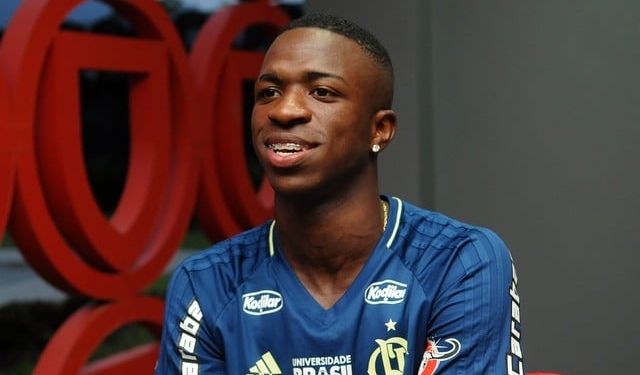 Vinicius sonha com Copa do Mundo e avisa: ''Levar porrada faz parte''
