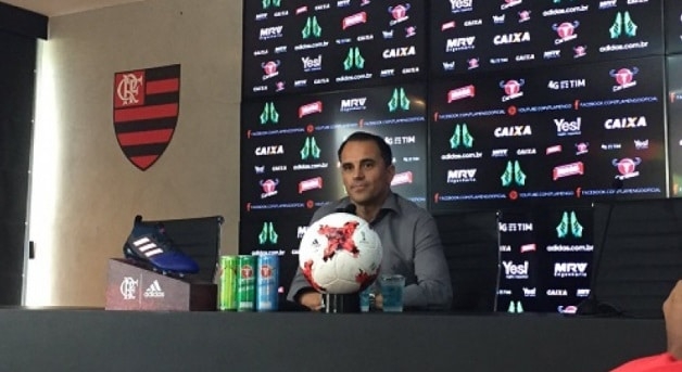 Caetano explica estratégia do Flamengo no mercado e revela procura por Abel