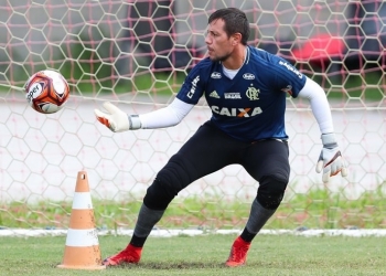 Quase pronto, Diego Alves pode voltar em clássico contra o Flu