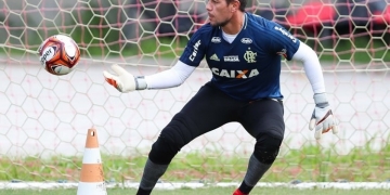 Quase pronto, Diego Alves pode voltar em clássico contra o Flu