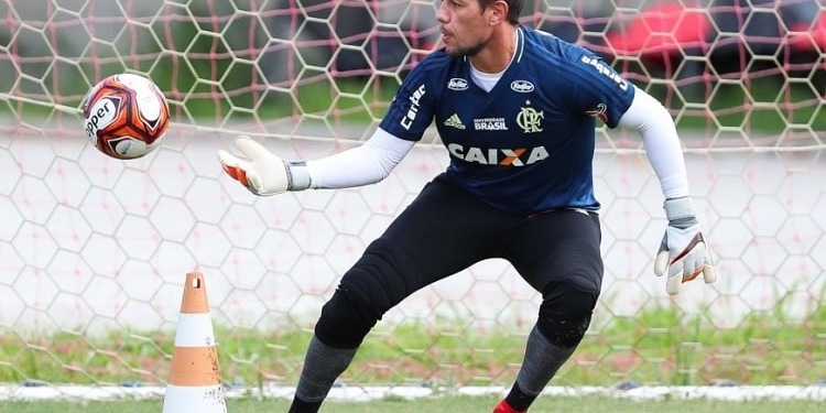 Quase pronto, Diego Alves pode voltar em clássico contra o Flu