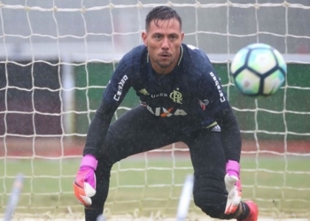 Carpegiani espera aval de preparador do Fla para contar com Diego Alves