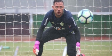Carpegiani espera aval de preparador do Fla para contar com Diego Alves