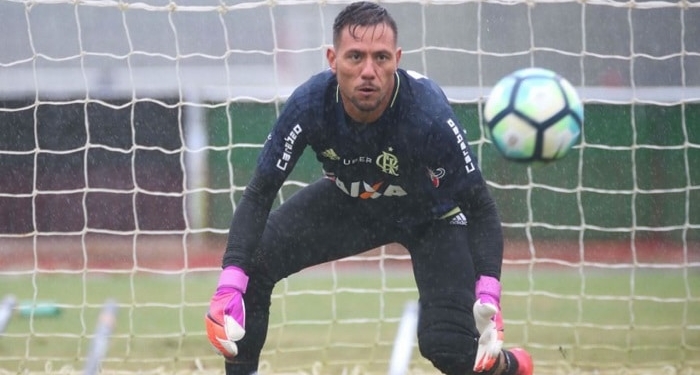 Carpegiani espera aval de preparador do Fla para contar com Diego Alves