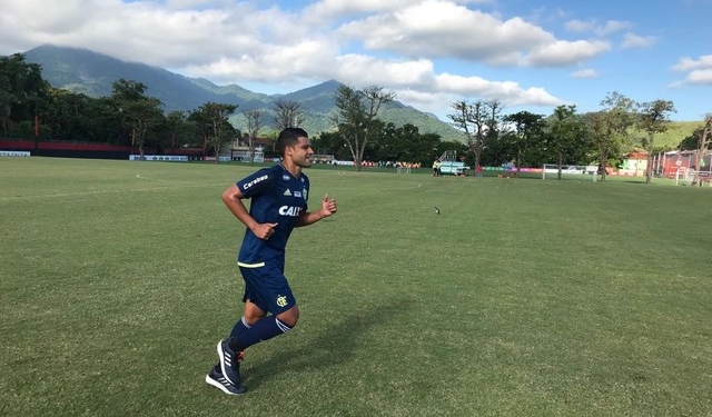 Recuperado de câncer, Ederson se reapresenta no CT Ninho do Urubu