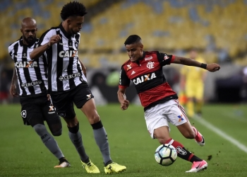 Carpegiani testa formação com Everton na lateral esquerda; Cuéllar viaja para Brasília