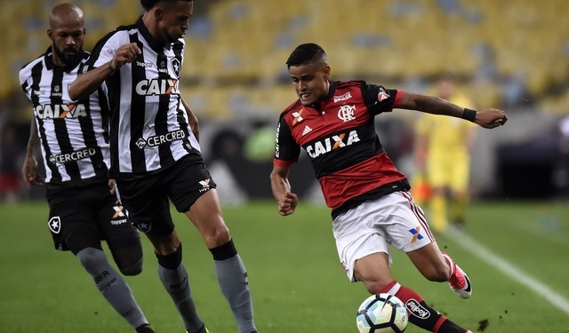 Carpegiani testa formação com Everton na lateral esquerda; Cuéllar viaja para Brasília