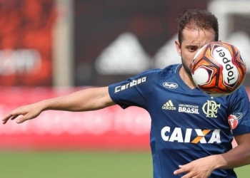 Everton Ribeiro elogia dedicação de Adriano e superação de Ederson
