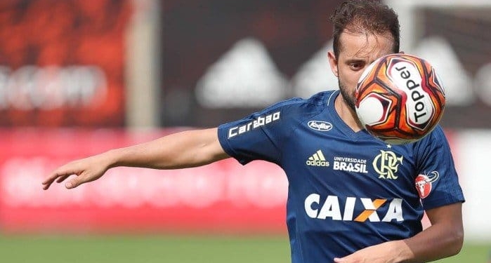 Everton Ribeiro elogia dedicação de Adriano e superação de Ederson