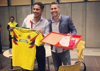 Guerrero vai à Colômbia e é presenteado com a camisa da seleção local por Yepes