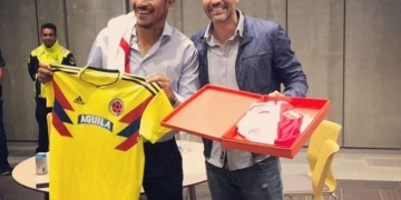 Guerrero vai à Colômbia e é presenteado com a camisa da seleção local por Yepes