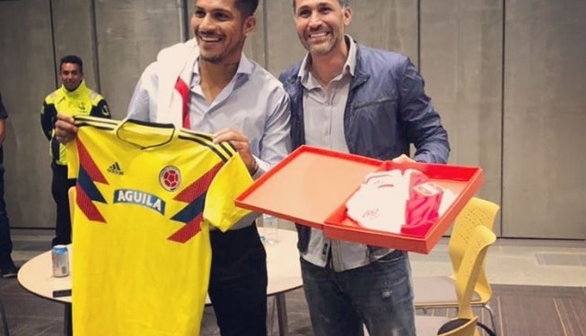 Guerrero vai à Colômbia e é presenteado com a camisa da seleção local por Yepes