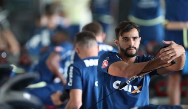 Carpegiani abre mão de dois volantes e confirma Dourado na semifinal