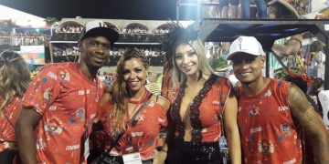 Classificados no Carioca, jogadores do Fla curtem Carnaval na Sapucaí