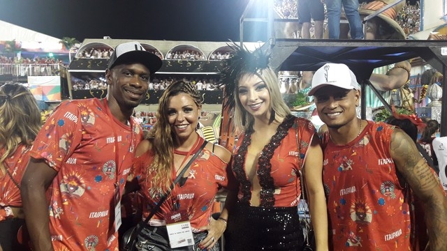 Classificados no Carioca, jogadores do Fla curtem Carnaval na Sapucaí