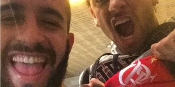 Neymar recebe parabéns de amigo e posa com camisa do Flamengo
