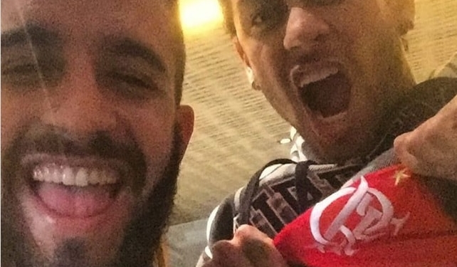 Neymar recebe parabéns de amigo e posa com camisa do Flamengo