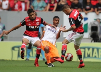 Em dia de mudança tática e estreias, Carpegiani sai satisfeito com o Fla