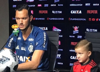 Na companhia do filho, Réver concede entrevista no Fla e diz: 'A gente vem evoluindo'