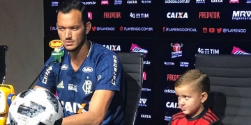 Na companhia do filho, Réver concede entrevista no Fla e diz: 'A gente vem evoluindo'