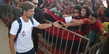 Flamengo é recebido com festa pela torcida antes de final