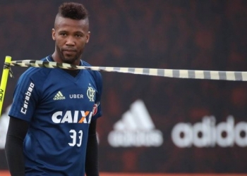 Rafael Vaz se despede dos companheiros e embarca segunda para o Chile