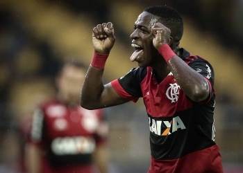 Vinicius Jr comemora gol com ''chororô'' e irrita jogadores do Botafogo