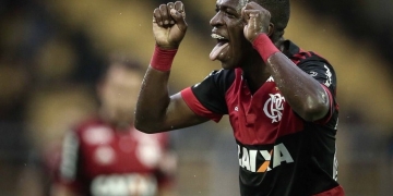 Vinicius Jr comemora gol com ''chororô'' e irrita jogadores do Botafogo