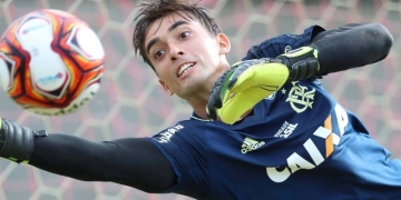 Com Julio Cesar em pré-temporada e Diego Alves em evolução, Flamengo pode ter César na Libertadores