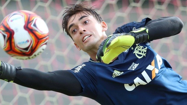 Com Julio Cesar em pré-temporada e Diego Alves em evolução, Flamengo pode ter César na Libertadores