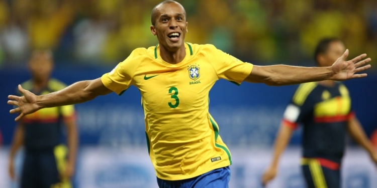 Flamengo tenta contratação de zagueiro Miranda