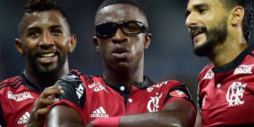 Óculos usado por Vinicius Jr. após gol pelo Flamengo foi jogado pela torcida