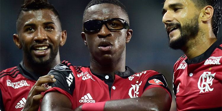 Óculos usado por Vinicius Jr. após gol pelo Flamengo foi jogado pela torcida