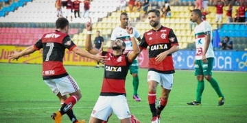 Após vaias da torcida do Fla a Dourado, Carpegiani pede paciência: ‘Está sendo inserido no grupo’