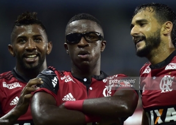 Em noite de Vinícius Júnior, Flamengo derrota o Emelec no Equador