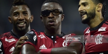 Em noite de Vinícius Júnior, Flamengo derrota o Emelec no Equador