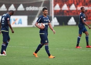 Ederson brilha em jogo-treino e marca dois gols; Julio Cesar também participa de atividade